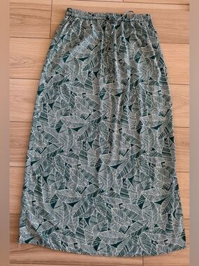 Skies Are Blue Green & White Leaf-Print Elastic-Waist Maxi Skirt
